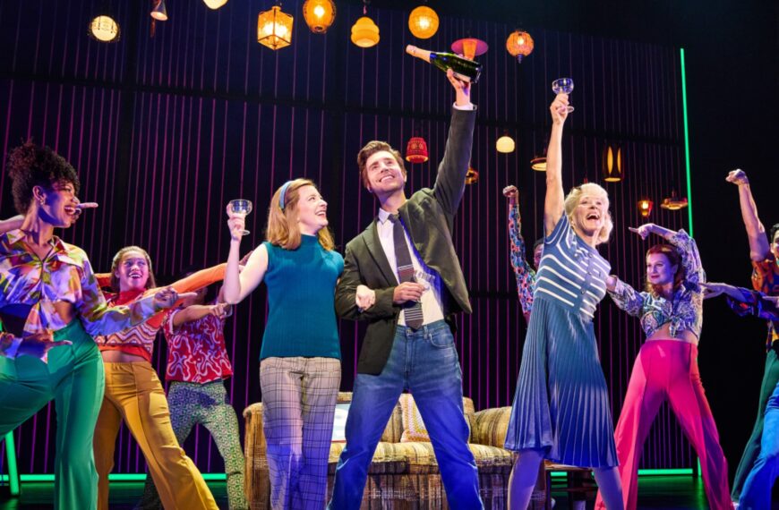 چگونه طراح رقص «A Beautiful Noise» نمایش موزیکال نیل دایموند را در تور پرانرژی و هیجانانگیز نگه میدارد؟