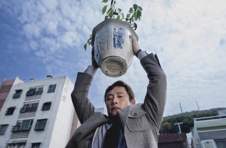 بررسی «No Other Choice»: کمدی جنایی خیره‌کننده پارک چان-ووک، شاهکاری در هرج‌ومرج کنترل‌شده