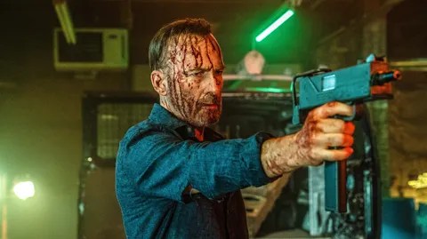 بررسی فیلم «Nobody 2»: تعطیلات خانوادگی قاتل گیک باب ادنکیرک در دنباله‌ای هیجان‌انگیز و خشن مثل «Nobody»