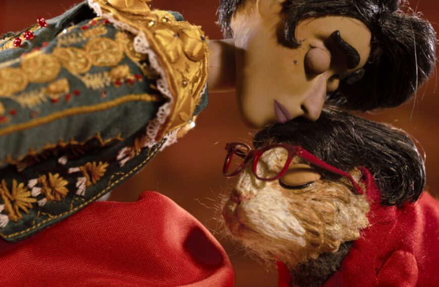 بررسی سریال اسپانیایی زبان Adult Swim: «زنان با شانه‌پوش‌های دهه ۸۰» با ماجراهای عاشقانه و خوکچه‌های هندی فراوان