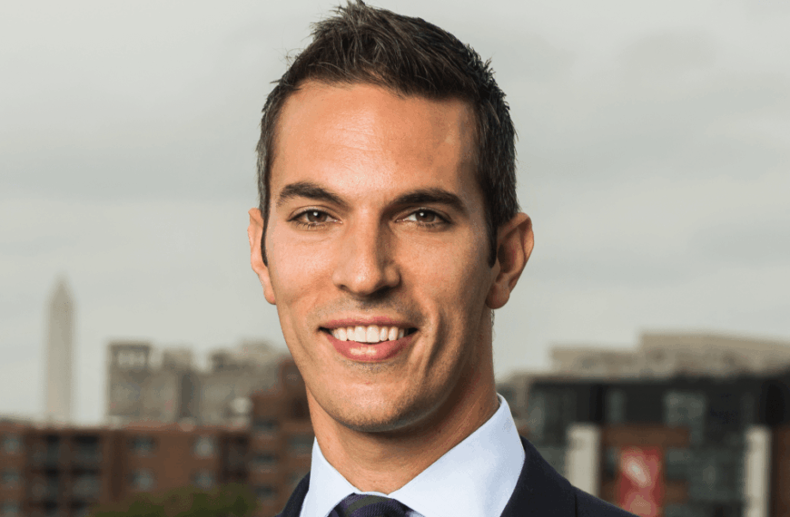 میزبان برنامه «All Things Considered» از NPR، آری شاپیرو، به دلیل کاهش بودجه ترامپ، برنامه را ترک می‌کند