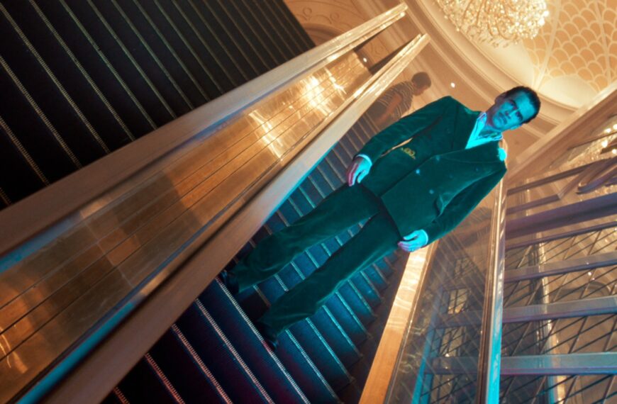 چرا کارگردان «Ballad of a Small Player» ادوارد برگر خواستار خلق یک «اپرای پاپ پر از طنز، درام و تضاد» بود؟