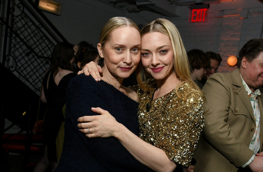 مونا فاستولد، کارگردان «The Testament of Ann Lee» درباره هشدارش به آماندا سایفرید: «این تجربه‌ای بسیار ناخوشایند خواهد بود»