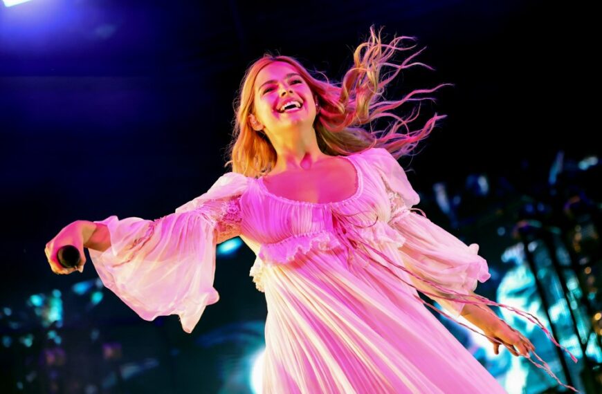 بحث ادیسون ری درباره نسخه لیدی گاگا از «Nothing On (But the Radio)» و اجرای افتتاحیه برای لانا دل ری در رویداد…