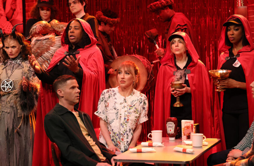 SNL: الهام‌گیری از «ایندیانا جونز و معبد مرگ» در اجرای تولد با لیدی گاگا در Friendly’s