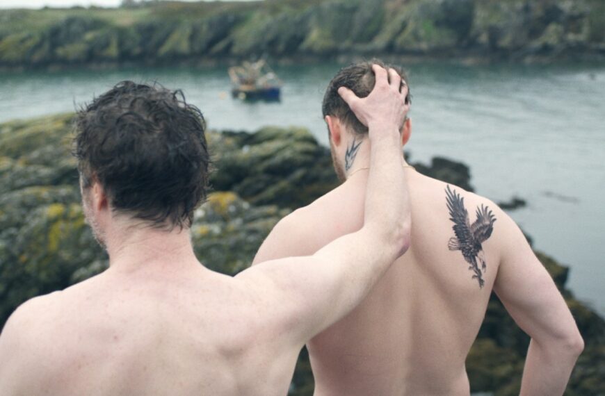 بررسی فیلم «On the Sea»: عاشقانهای دلانگیز و بادآورده میان دو مرد صدفگیر در سواحل ولز