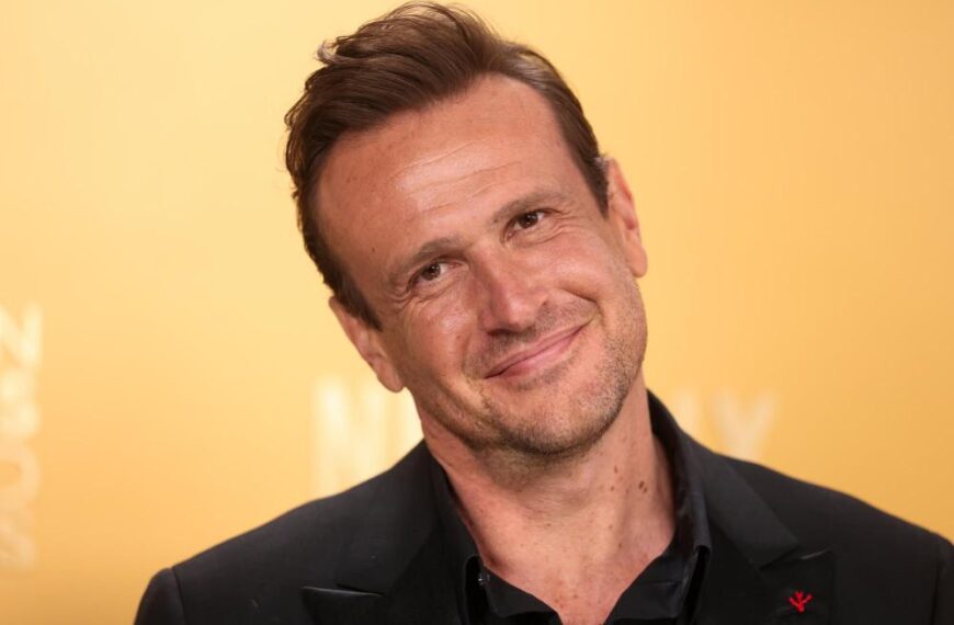 Jason Segel درباره آینده سریال «Shrinking» با حضور مایکل جی. فاکس و جف دنیلز، نمایش عروسکهای دراکولا و فیلم هیجانانگیز جدیدش