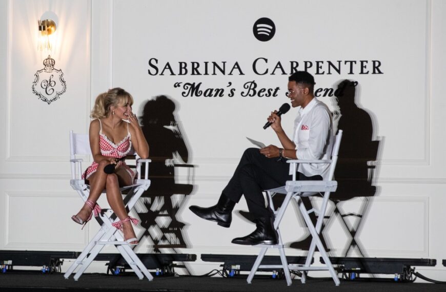 سابرینا کارپنتر درباره آهنگ‌های محبوبش درباره «بهترین دوست انسان» و غلبه بر شک به خود: «دخترها آرزو می‌کنند جای تو بودند»