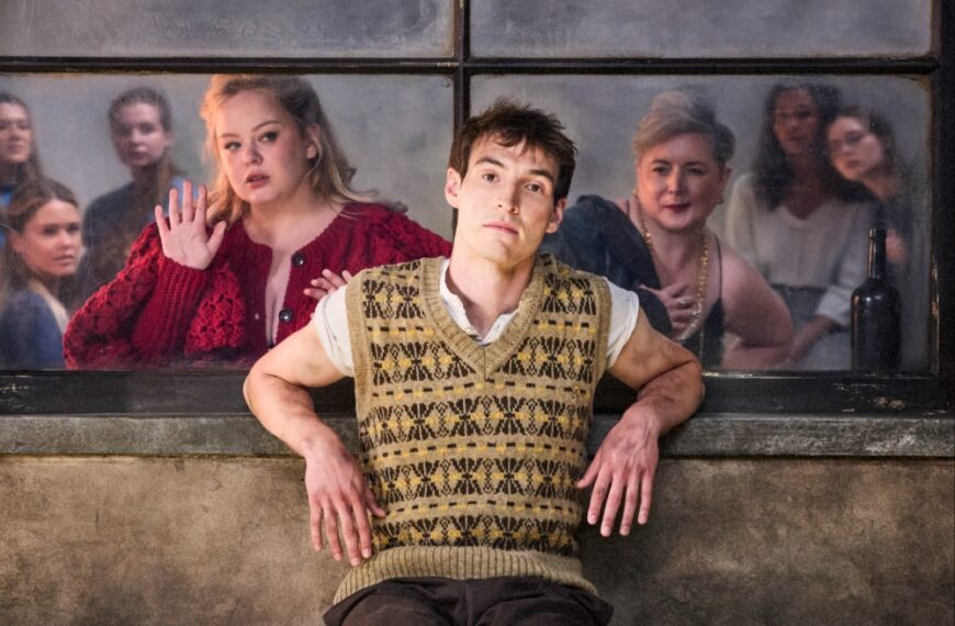 نیکولا کاگلان و شیوان مکسوینی از «Derry Girls» در تریلر نمایش «Playboy of the Western World» در تئاتر ملی دوباره همبازی شدند