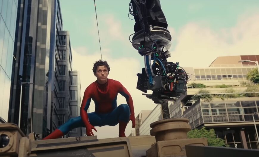 فیلم جدید «Spider-Man: Brand New Day» با حضور تام هالند در حال راندن تانک و خوش‌وبش با طرفداران