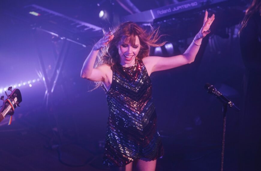 بررسی کنسرت: کارلی ری جپسن با اجرای شاد و صمیمی در تروبادور لسآنجلس، آلبوم ماندگار «Emotion» را جشن میگیرد