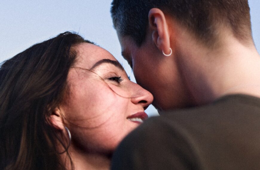 «جولیان» اثر کاتو کوسترز: روایت جهانی ازدواج همجنس‌گرایان از نگاه یک زوج – تماشای تریلر