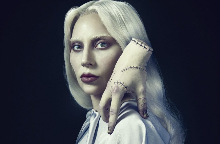 چگونه لباس «Wednesday» لیدی گاگا با پرهای پرنده و گلدوزی ابریشمی، روح رزالیند روتوود را زنده کرد