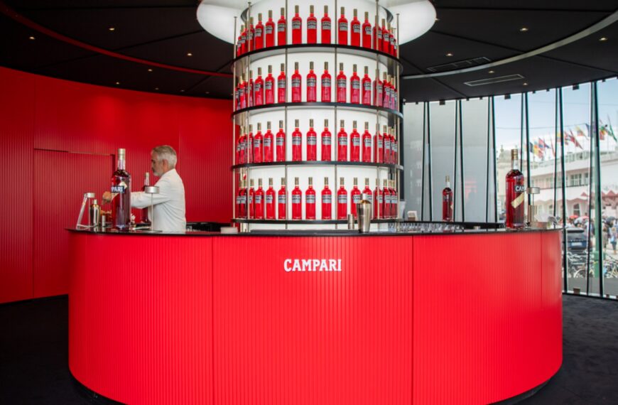 کامپاری ونیز را با گاس ون سنت، مهمانی‌های پرستاره و جذابیت ایتالیایی روشن می‌کند