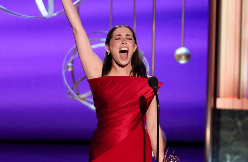 کریستین میلیوتی، ستاره «The Penguin»، متن سخنرانی برنده امی خود را پشت یادداشتهای درمانیاش نوشت: «به پشت نگاه نکنید»