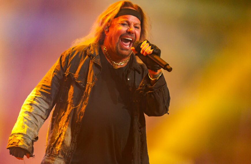 وینس نیل فاش می‌کند سکته مغزی باعث تأخیر اقامت موتلی کرو در وگاس شد: «باید دوباره راه رفتن را یاد می‌گرفتم»