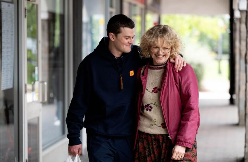 چگونه رابرت آرامایو و کرک جونز با طنز و احساسات، دیدگاهی تازه به سندرم تورت می‌بخشند