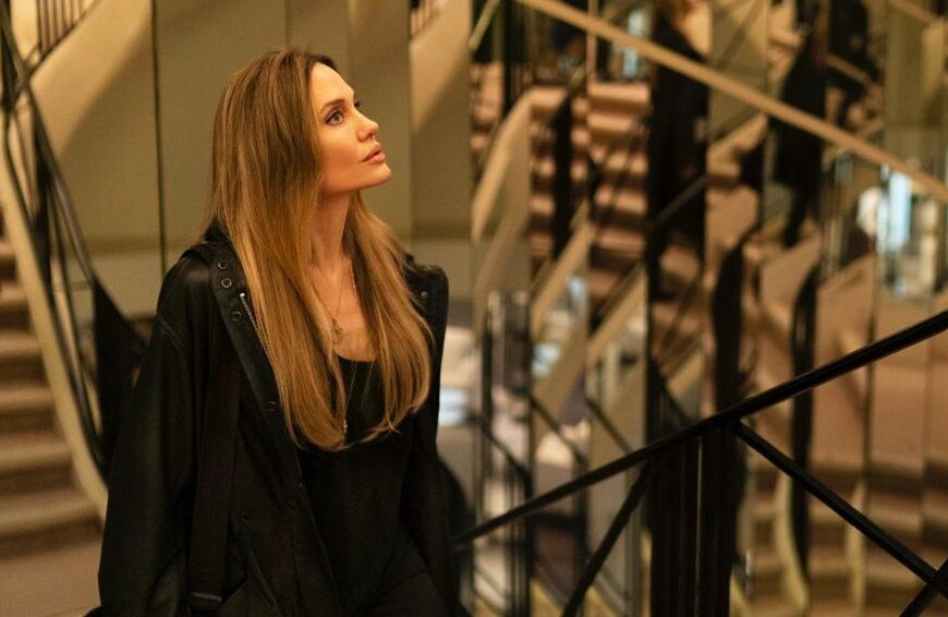 بررسی فیلم «Couture»: درام آرام آنجلینا جولی در هفته مد پاریس