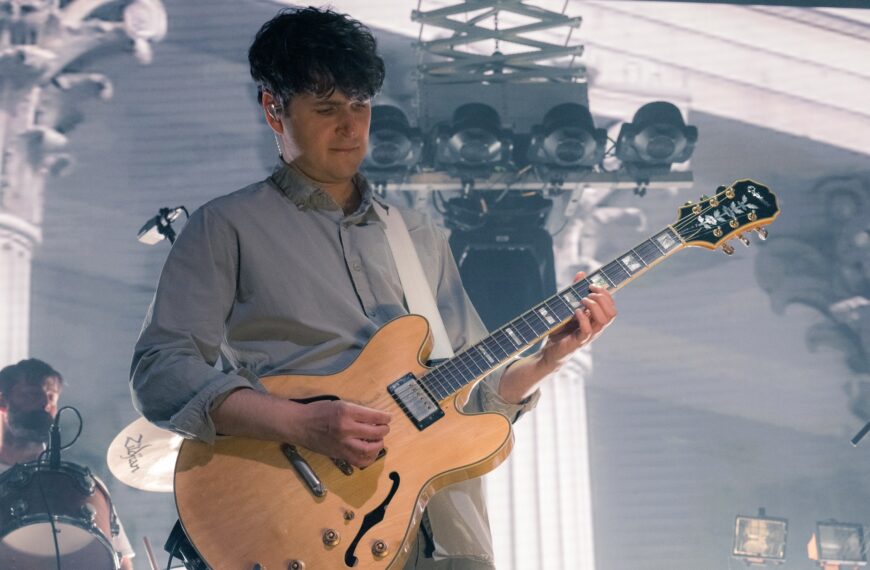 بررسی کنسرت: کشف بافت‌های جدید در آثار قدیمی توسط Vampire Weekend در اجرای صمیمی و جامع