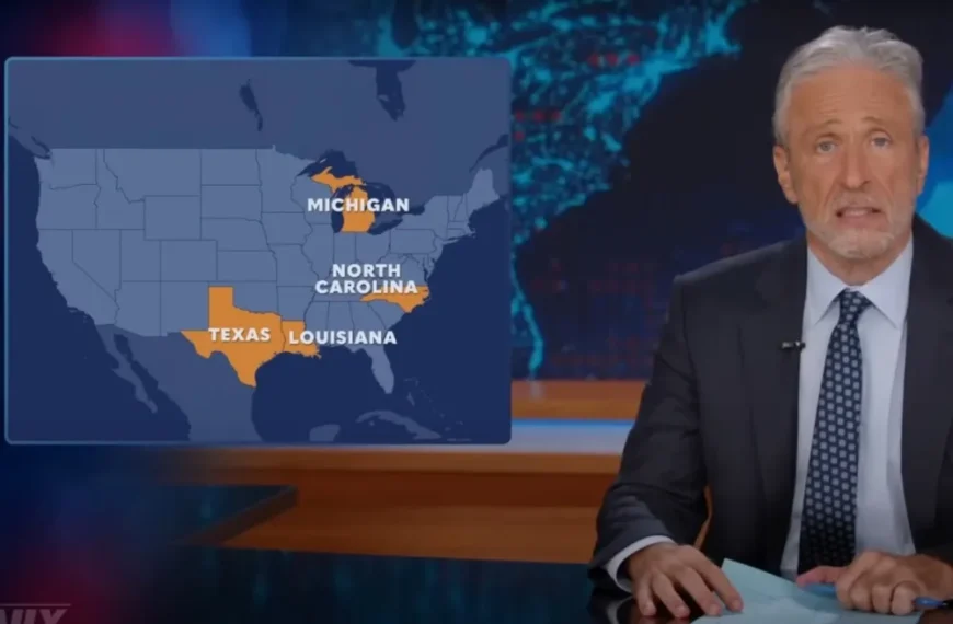 انتقاد جان استوارت از رسانه‌ها به‌خاطر بازی سیاسی پس از تیراندازی‌های جمعی: «سنت جدید افشای جنسیت در آمریکا»