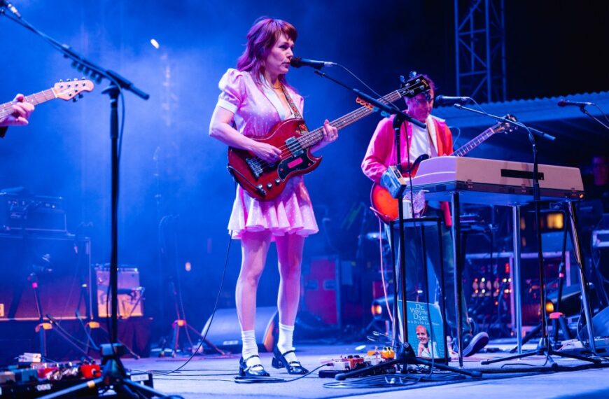 تور بازگشت Rilo Kiley: نمایش قدرت صدای جنی لوئیس و لذت بازبینی آثار احساسی پس از سال‌ها