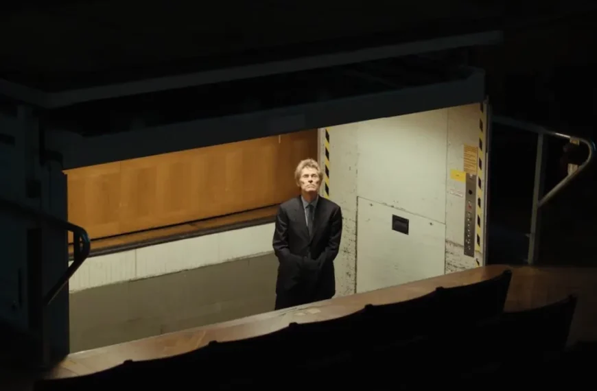 بررسی «The Souffleur»: مدیر هتلی در وین در کمدی سیاه و طنزآمیز فروپاشی می‌کند