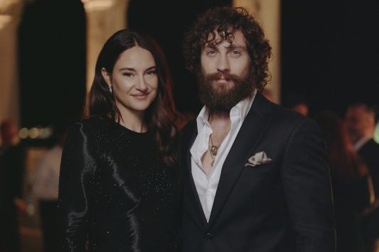 شام ستاره‌بار آرمانی بیوتی با حضور کیت بلانشت، آرون تیلور-جانسون، لزلی بیب، رشیدا جونز و شایلین وودلی برای جشنواره ونیز