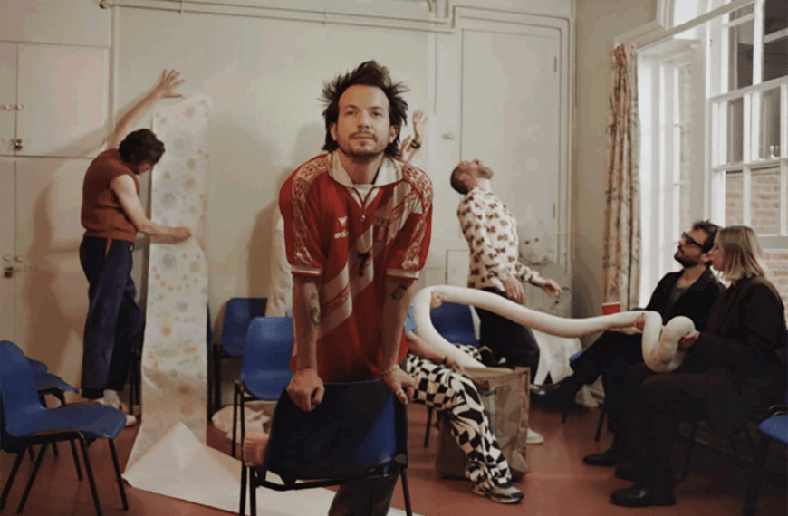 امضای قرارداد تورستون مور از Sonic Youth با پروژه موسیقی Attawalpa اثر لوئیس فلبر، همسر لنا دانم و خالق «Too Much»