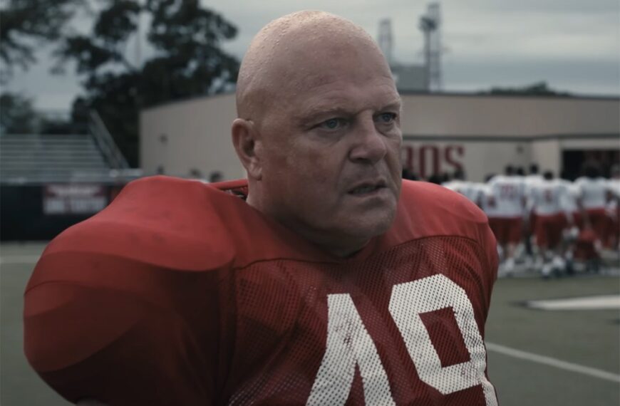 بررسی فیلم «The Senior»: مایکل چیکلیس در نقش یک بازیکن ۵۹ ساله فوتبال کالج در داستان واقعی ورزشی رود لوری