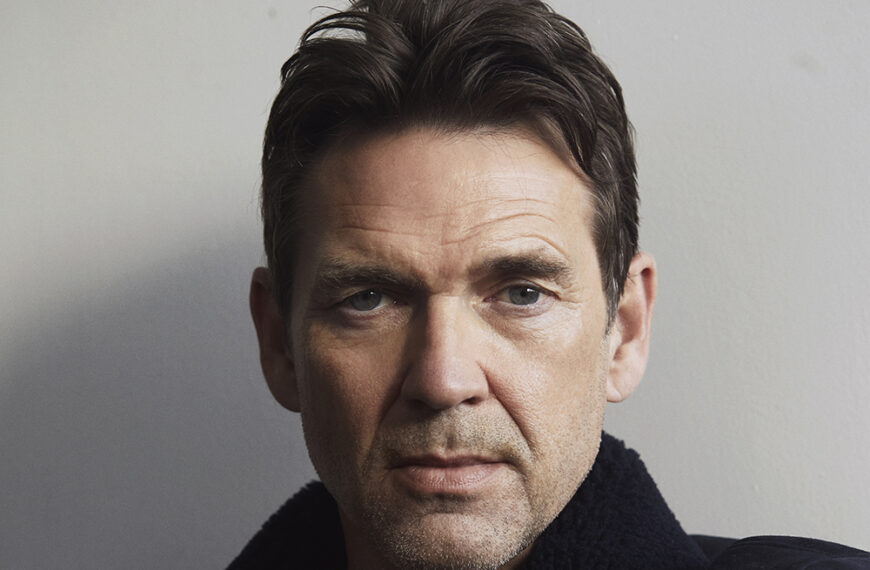 دوگری اسکات در نقش هانس کریستین اندرسن در درام جنایی «Fairytale Detective»