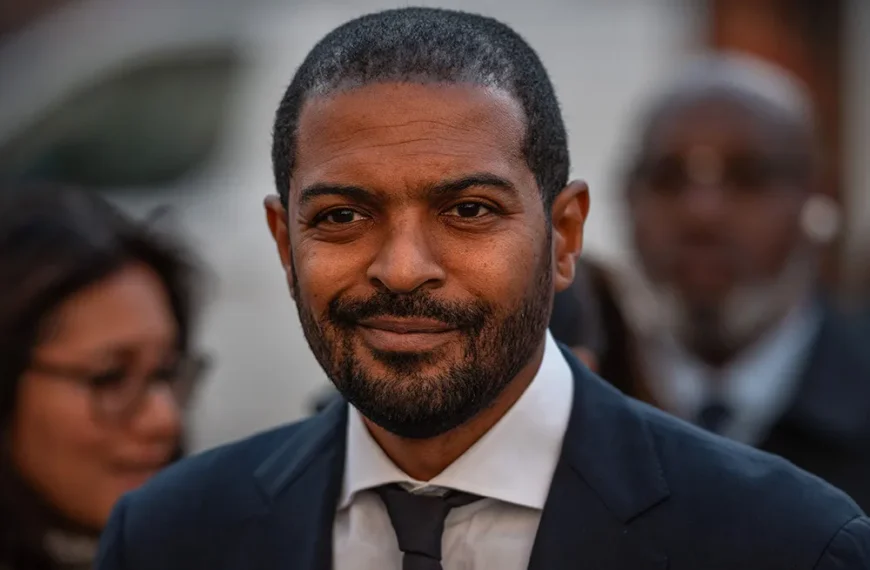 بازداشت نوئل کلارک و جستجوی خانه او در لندن توسط پلیس