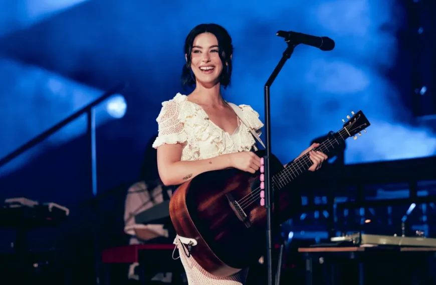 پخش زنده کنسرت Gracie Abrams در Red Rocks از Apple Music