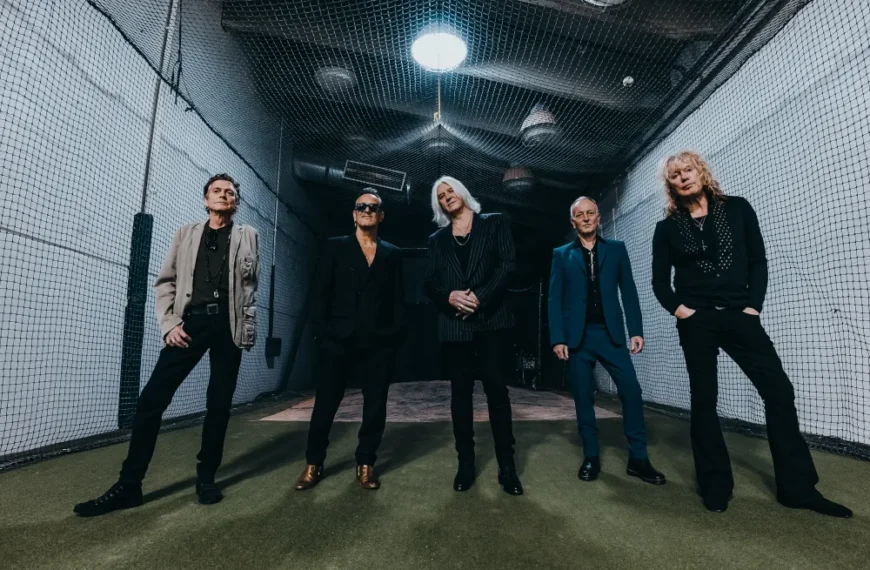 تأملات Def Leppard بر تاریخ، ماجراجویی‌ها، چالش‌های سلامتی و افتخار Walk of Fame