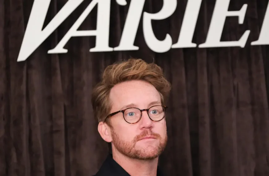 کارگردان ‘Train Dreams’ کلینت بنتلی درباره از دست دادن والدینش قبل از فیلمبرداری: «آنها شبیه رویا نبودند، بلکه شبیه ملاقات بودند»