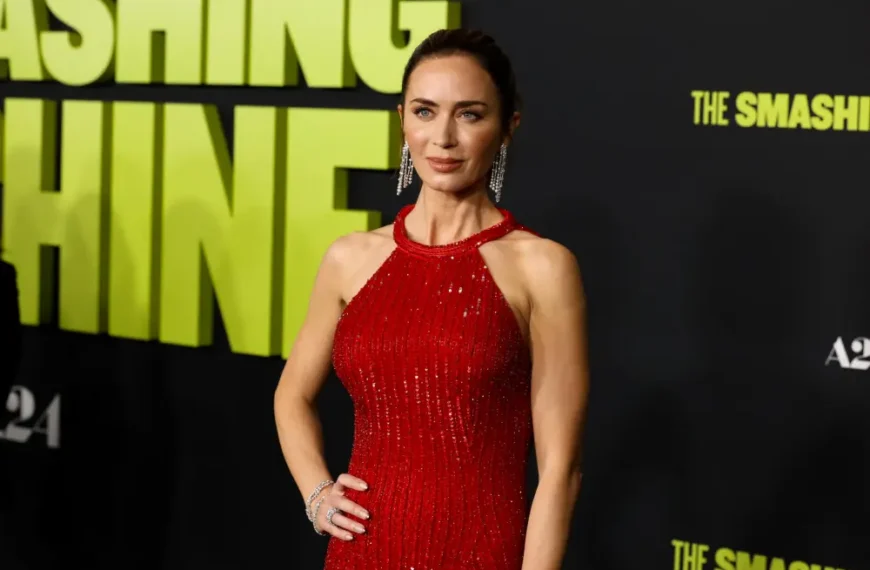 امیلی بلانت از احتمال ساخت «The Devil Wears Prada 2» می‌گوید و دلیل ندیدن «The Rock» هنگام فیلمبرداری «The Smashing Machine»