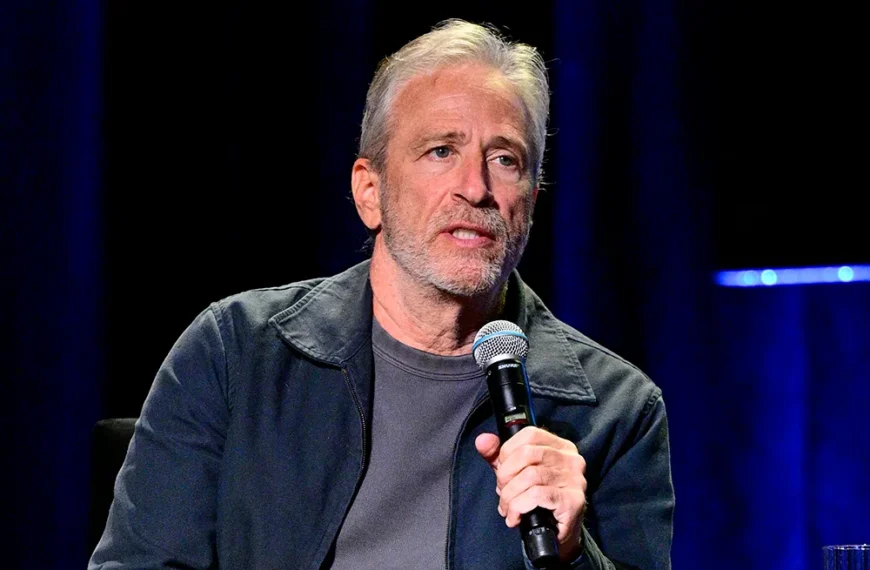 جان استوارت: «در تلاش برای ماندن در The Daily Show» در میان ادغام Paramount-Skydance