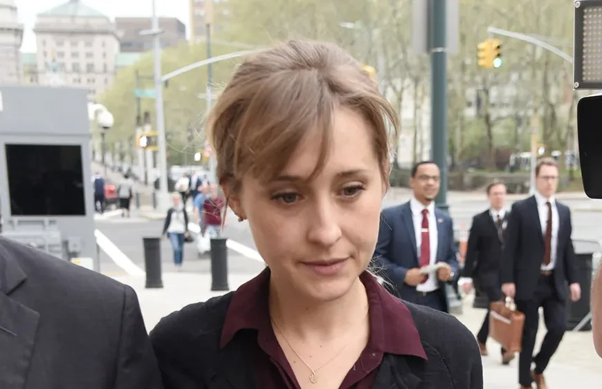 مصاحبه اختصاصی با آلیسون مک، ستاره Smallville: تجربه زندگی در فرقه NXIVM و زندان