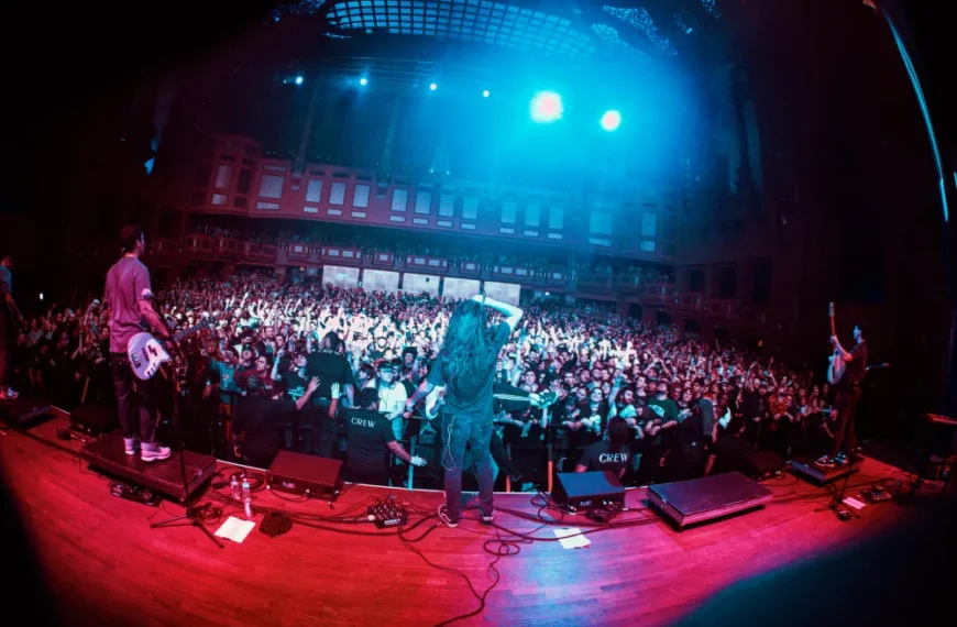 نقد کنسرت: نمایش زنده پرشور Hot Mulligan در اوج نوستالژی ایمو