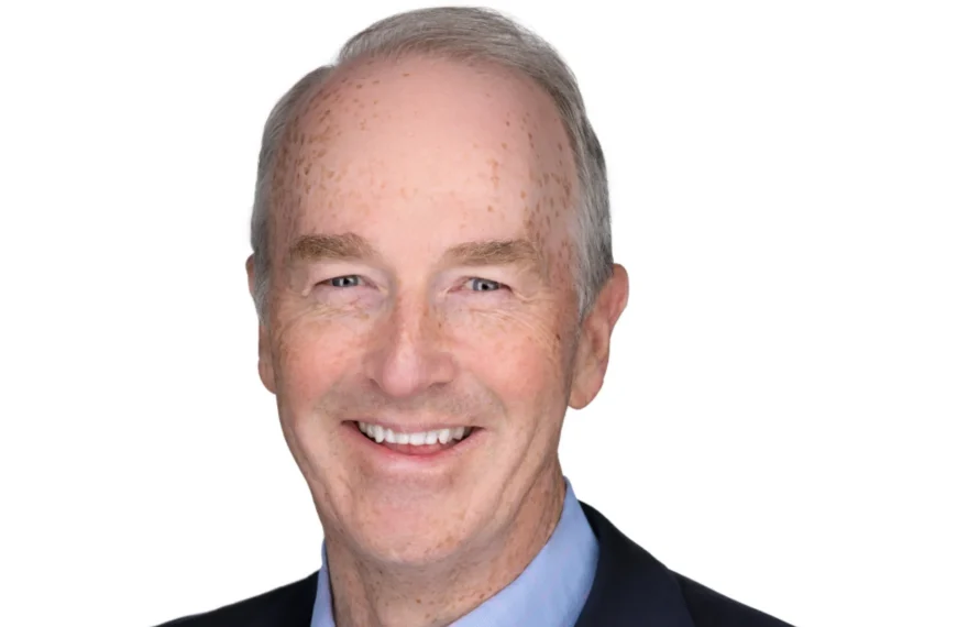 تمدید قرارداد مدیر مالی دیزنی، هیو جانستون تا ژانویه ۲۰۲۹