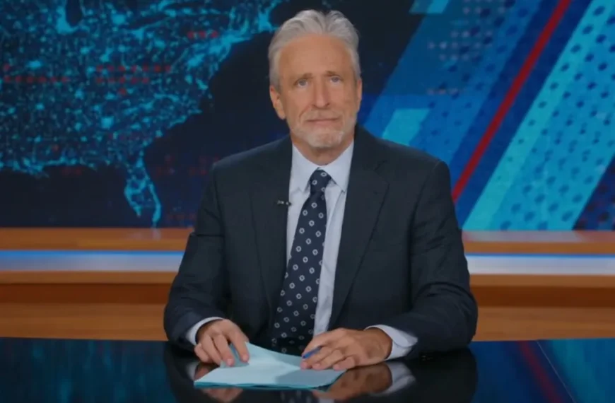 تشکر جان استوارت از طرفداران به‌خاطر تمدید میزبانی «دیلی شو» برای یک سال دیگر: «قدردان حمایت شما هستیم»