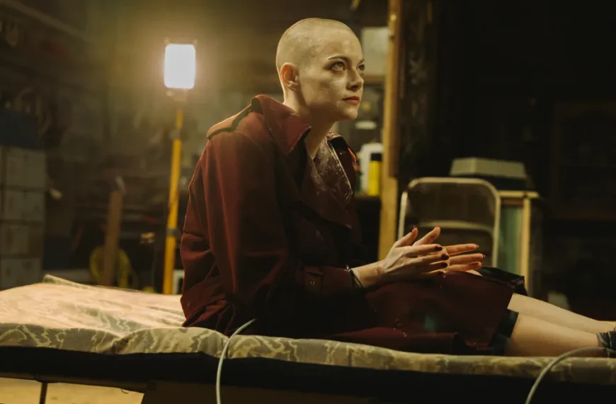 طراحی صحنه «Bugonia»: ساخت خانه مزرعه، زیرزمین ترسناک، دفتر Emma Stone و پنهان کردن سرنخ‌ها در معرض دید