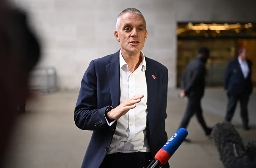 بحران BBC: چگونه این شبکه محبوب بریتانیا به یکی از بزرگترین رسوایی‌های تاریخ ۱۰۰ ساله خود گرفتار شد و آینده آن چه&hellip;