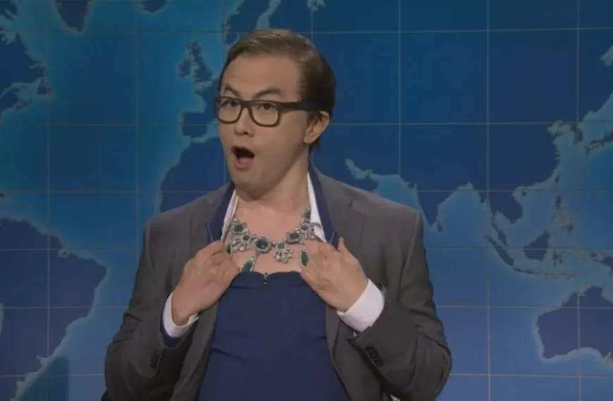 آپدیت آخر هفته SNL: شوخی مایکل چه درباره از دست دادن عنوان پرنس اندرو و افشای سرقت موزه لوور توسط جورج سانتوس&hellip;