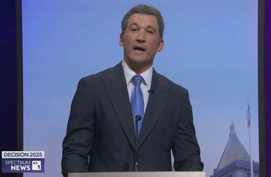 افتتاحیه طنز SNL: مناظره شهرداری نیویورک با مایلز تلر، رامی یوسف و شین گیلیس