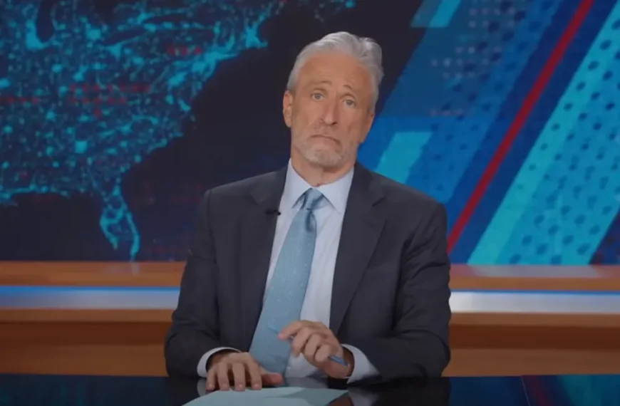 تمدید قرارداد جان استوارت با «دیلی شو» برای یک سال دیگر